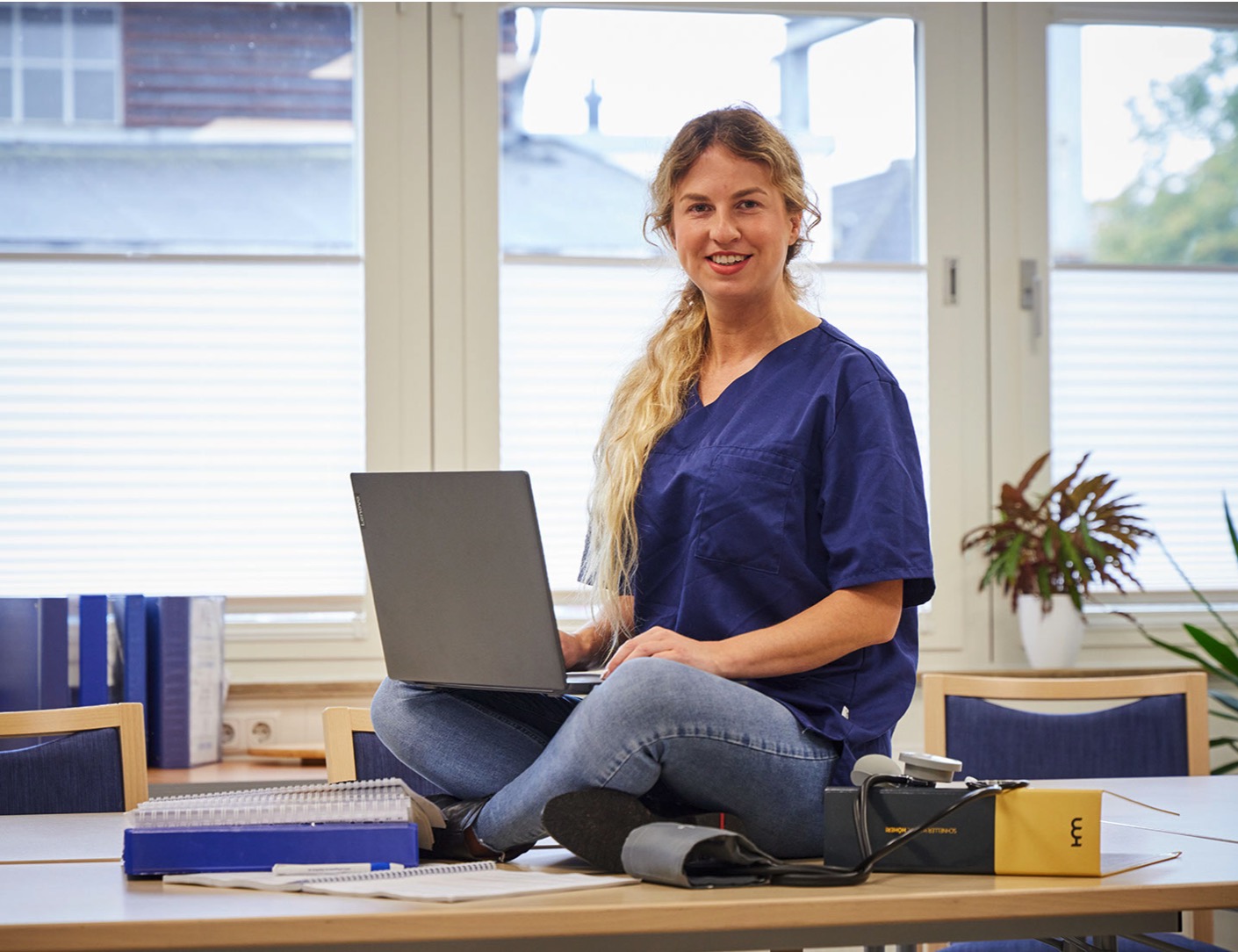 Auszubildende im Büro mit Laptop auf dem Schreibtisch
